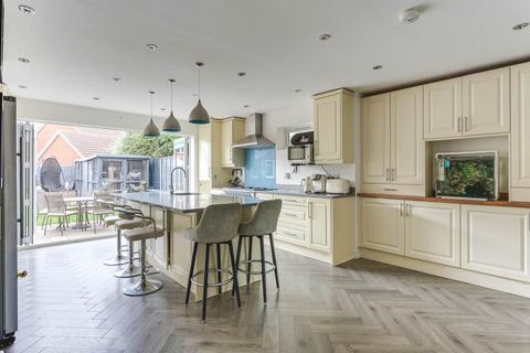 5 bedroom detached house to rent, Redwing Rise, Royston,