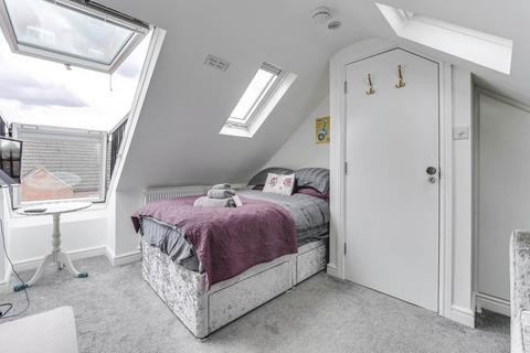 5 bedroom detached house to rent, Redwing Rise, Royston,