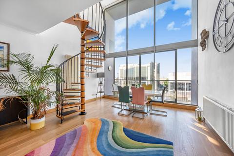 2 bedroom apartment for sale, City Harbour, London, E14