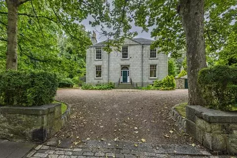 6 bedroom detached house for sale
