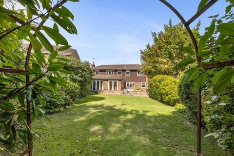 27 Coombe Drove, Bramber, Steyning, BN44 3PW
