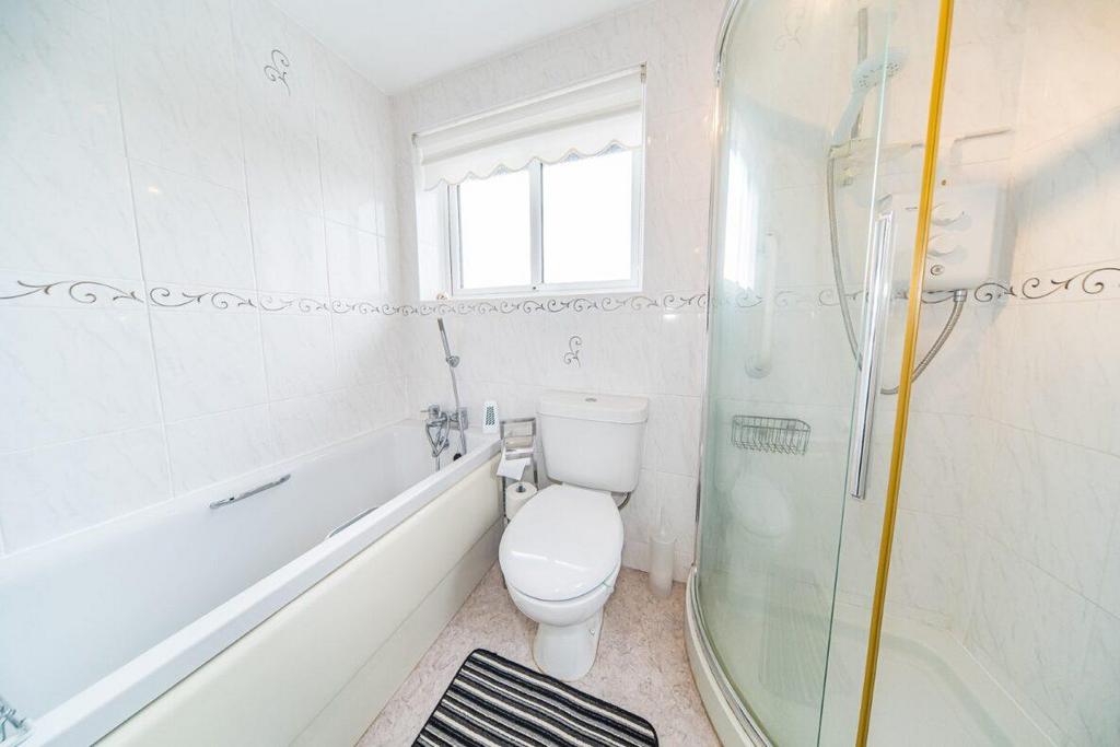 6 Green Road bathroom.jpg