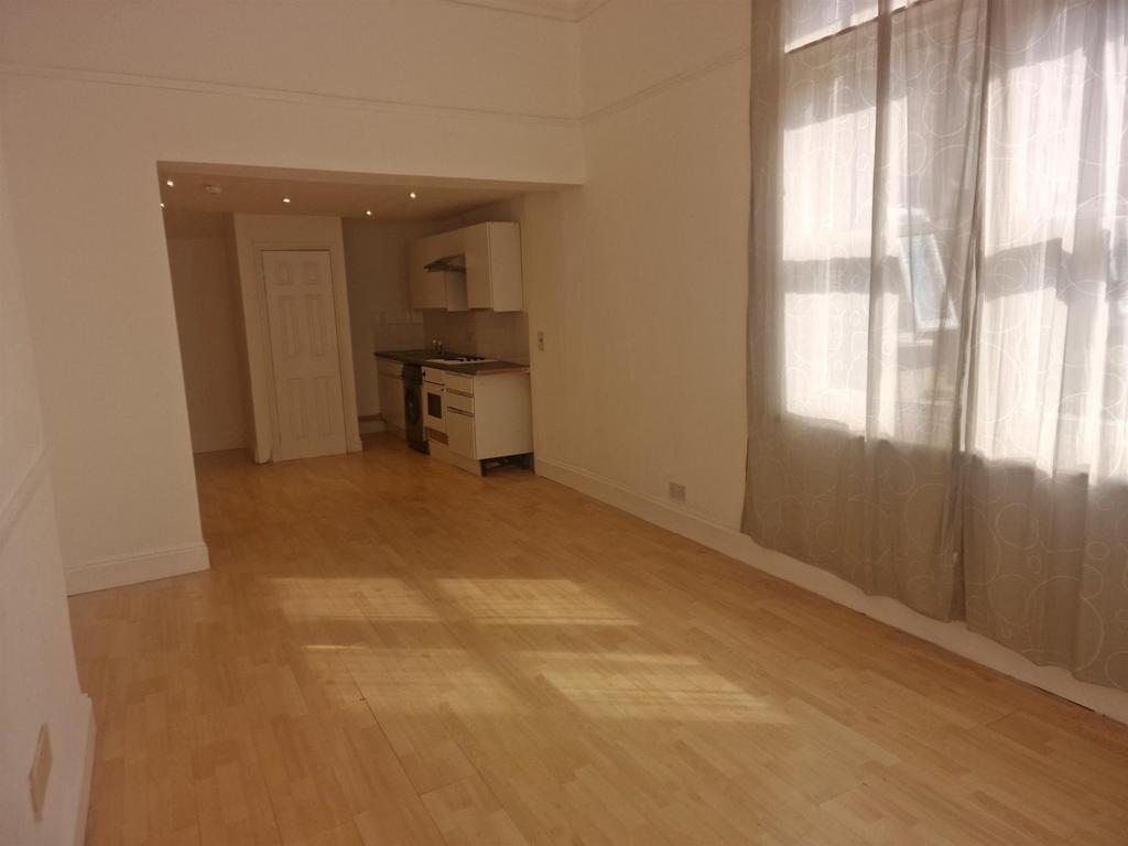 Lounge/Kitchen