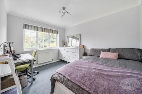 26 Mandeville Close, Guildford, GU2 9YA