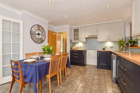 4 bedroom detached bungalow for sale, Knights Meadow, Uckfield, East Sussex