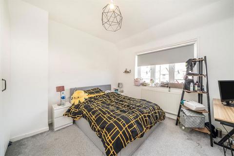 17 Ballamore Road, Bromley, BR1 5LN
