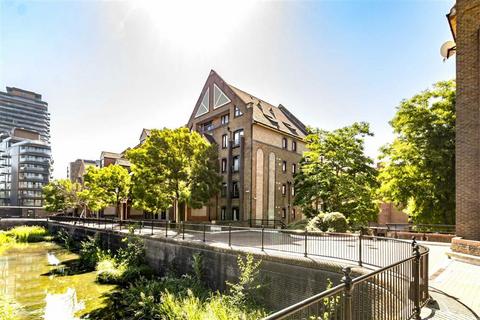 undefined, Discovery Walk, London E1W
