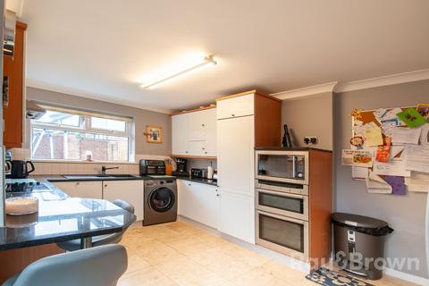 27 Chartwell Drive, Lisvane, Cardiff, CF14 0EZ
