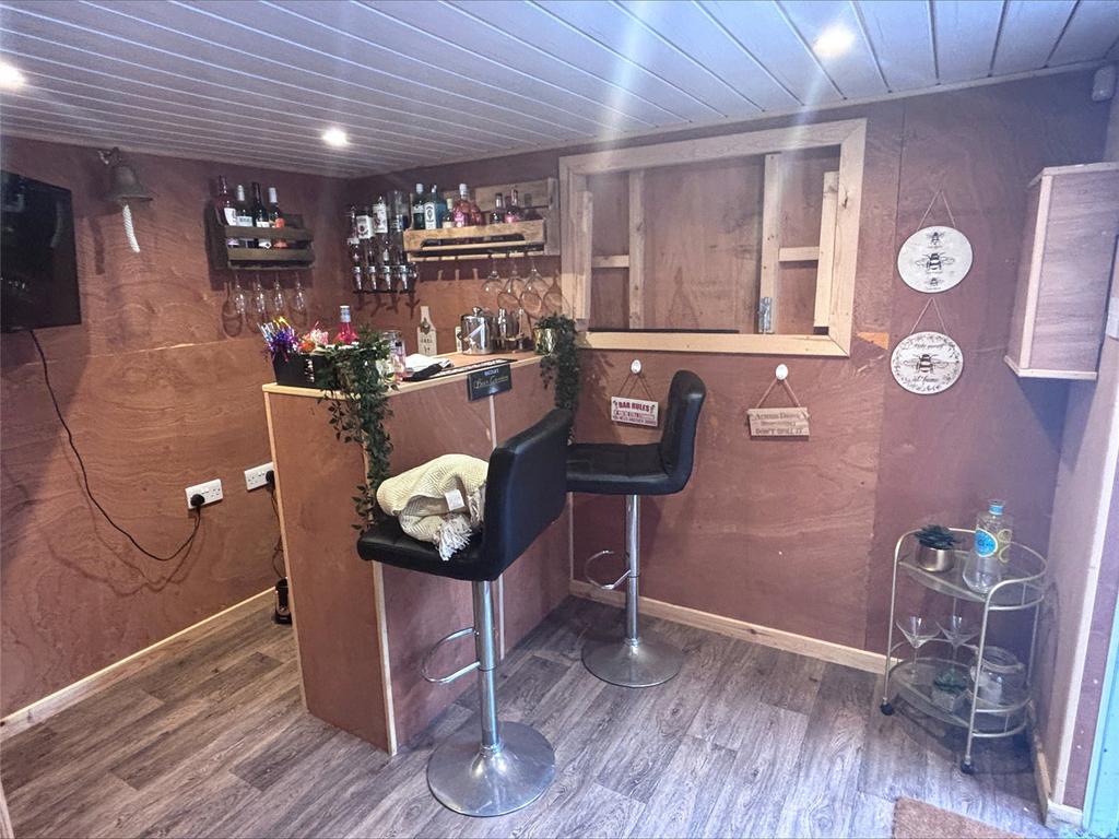 Garage/Bar