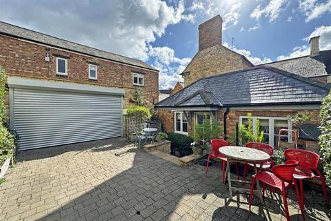 3 bedroom end of terrace house to rent, Blackfriars Street, Stamford