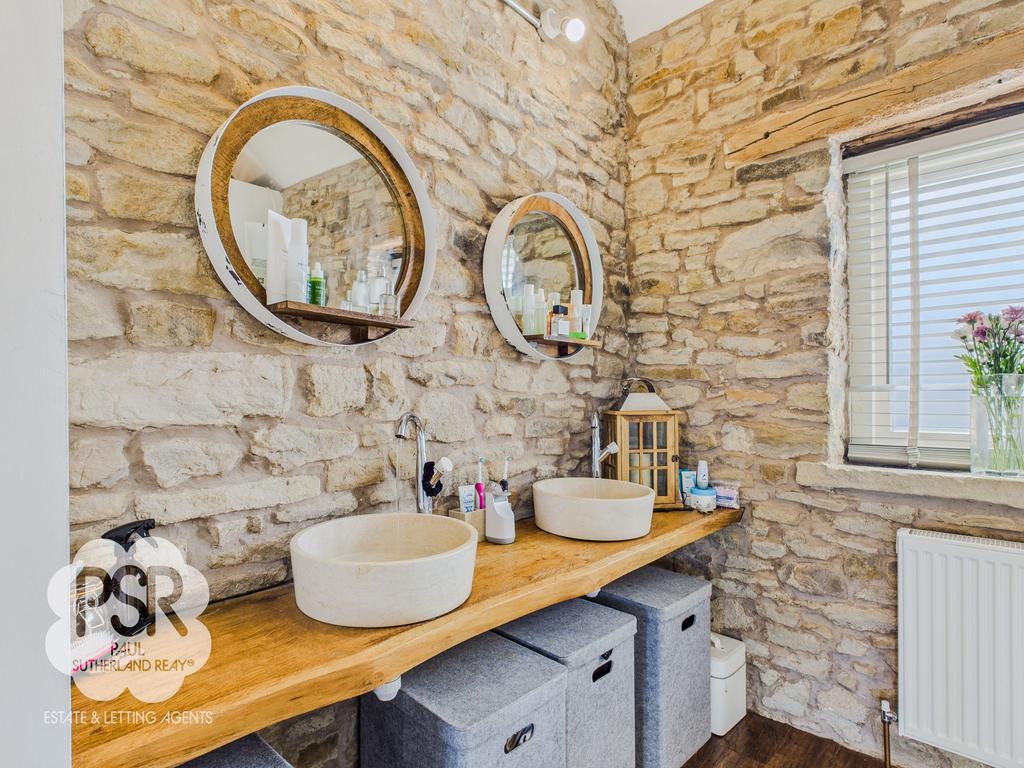 Principal En-Suite Bathroom