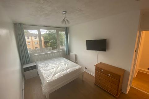 1 bedroom in a flat share to rent, Portswood Place, London SW15