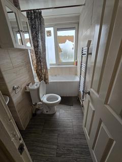 1 bedroom in a flat share to rent, Portswood Place, London SW15