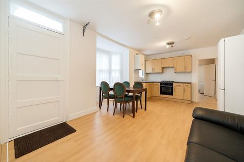2 bedroom flat to rent, Glenthorne Road, London N11