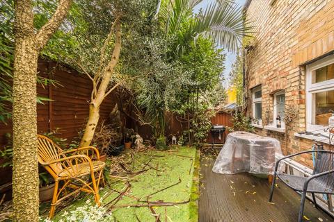2 bedroom flat to rent, Glenthorne Road, London N11