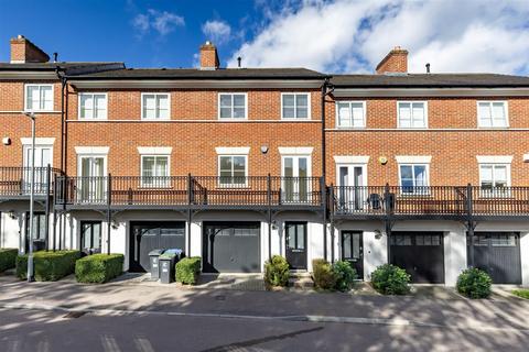 4 bedroom townhouse for sale, Mowbray Close, Epping