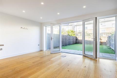 4 bedroom townhouse for sale, Mowbray Close, Epping