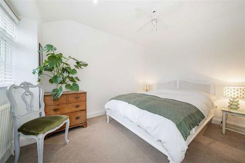 undefined, The Creek, Sunbury-On-Thames TW16