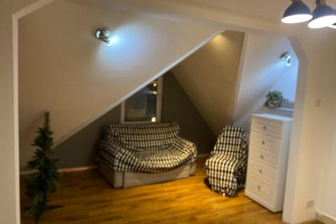 2 bedroom flat to rent, Uxbridge Road, London W7