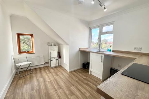 Studio to rent, Sanderstead, South Croydon