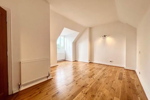 Studio to rent, Sanderstead, South Croydon