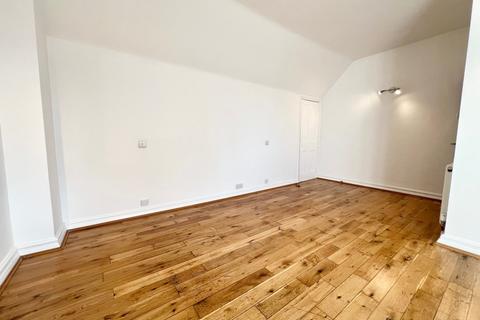 Studio to rent, Sanderstead, South Croydon