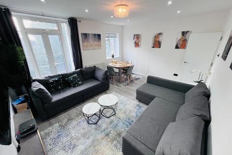 3 bedroom flat to rent, Warwick Lodge, London