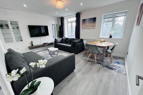 3 bedroom flat to rent, Warwick Lodge, London