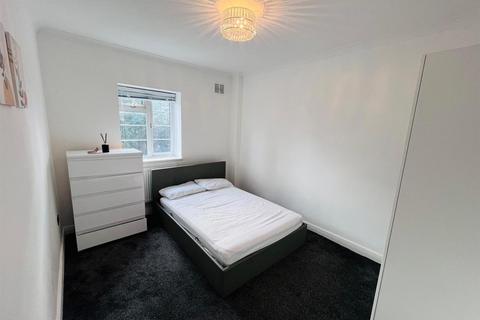 3 bedroom flat to rent, Warwick Lodge, London