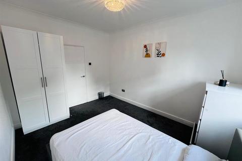 3 bedroom flat to rent, Warwick Lodge, London