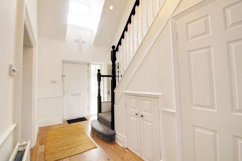 5 bedroom detached house to rent, Tolmers Road, Cuffley EN6