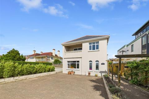 Beautifully presented family home opposite the beach