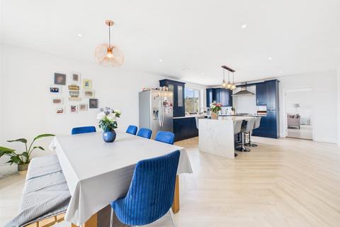 4 bedroom detached house for sale, Beautifully presented family home opposite the beach