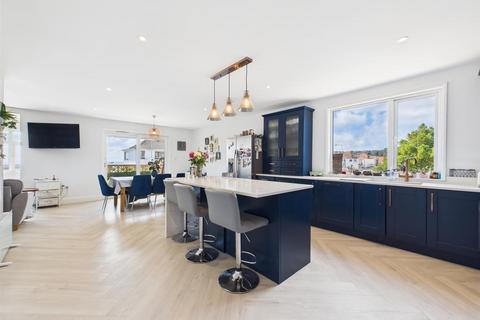 4 bedroom detached house for sale, Beautifully presented family home opposite the beach