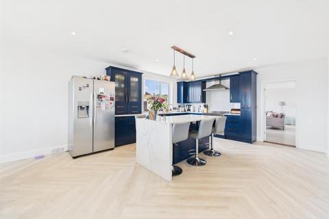 4 bedroom detached house for sale, Beautifully presented family home opposite the beach