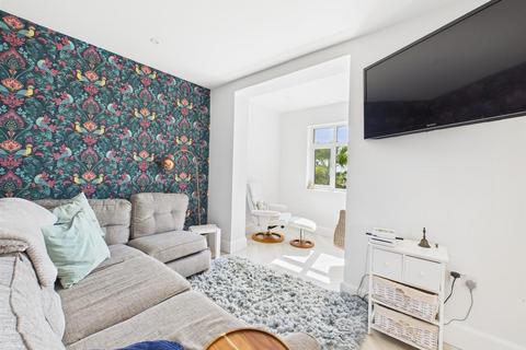 4 bedroom detached house for sale, Beautifully presented family home opposite the beach