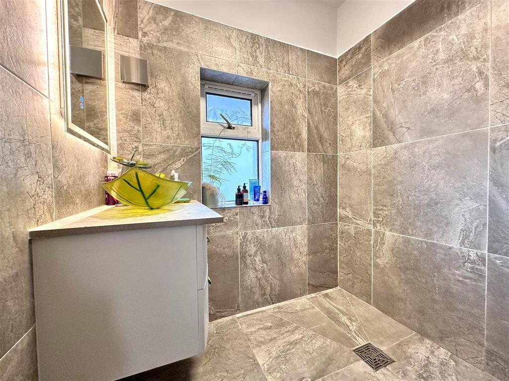 Contemporary Shower/Wet Room 985