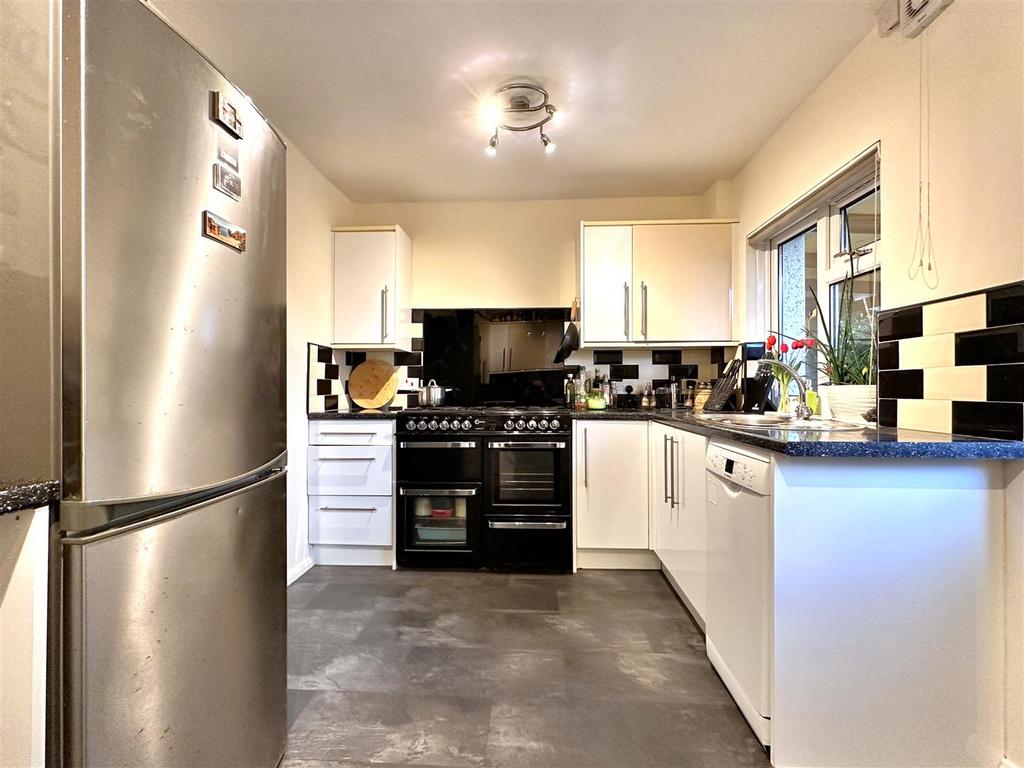 Modern Fitted Kitchen 044