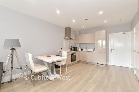 1 bedroom apartment for sale, Holmes Park, Horsham RH12
