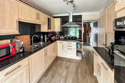 82 Farleigh Road, Warlingham, CR6 9ED