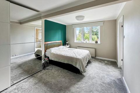 82 Farleigh Road, Warlingham, CR6 9ED