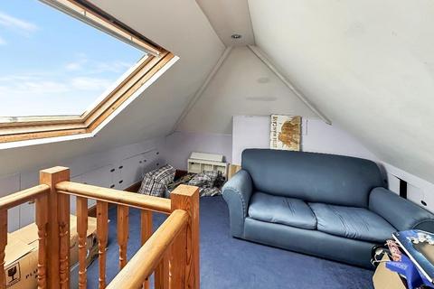 82 Farleigh Road, Warlingham, CR6 9ED