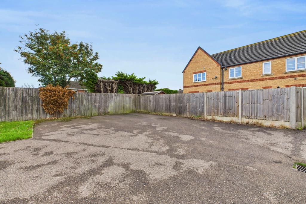 Ewe Move Spalding - Finlay Close - Parking