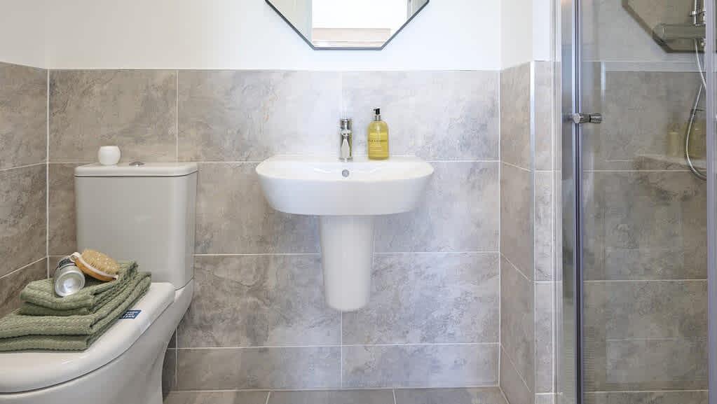 Brycewood-and-myleswood-laurel-en-suite
