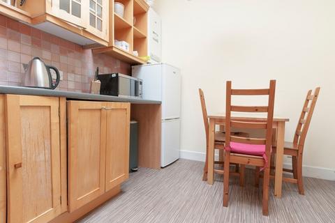 3 bedroom flat to rent, 1618L Elm Row, Edinburgh, EH7 4AA