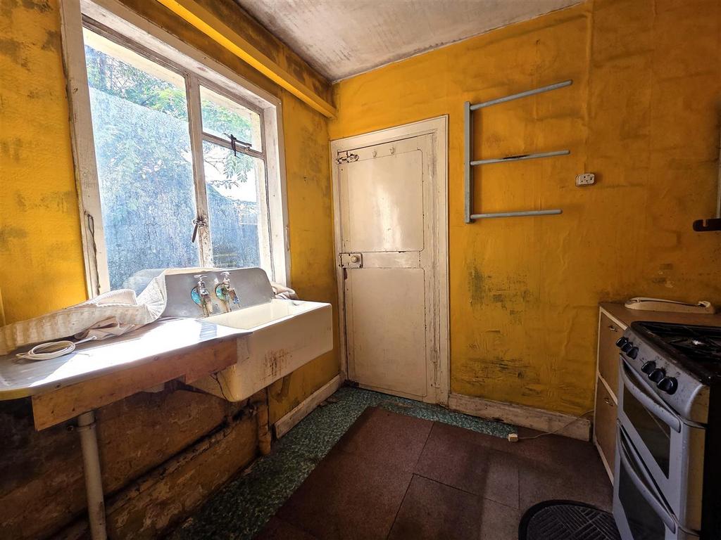 175 London Road - Kitchen.jpg