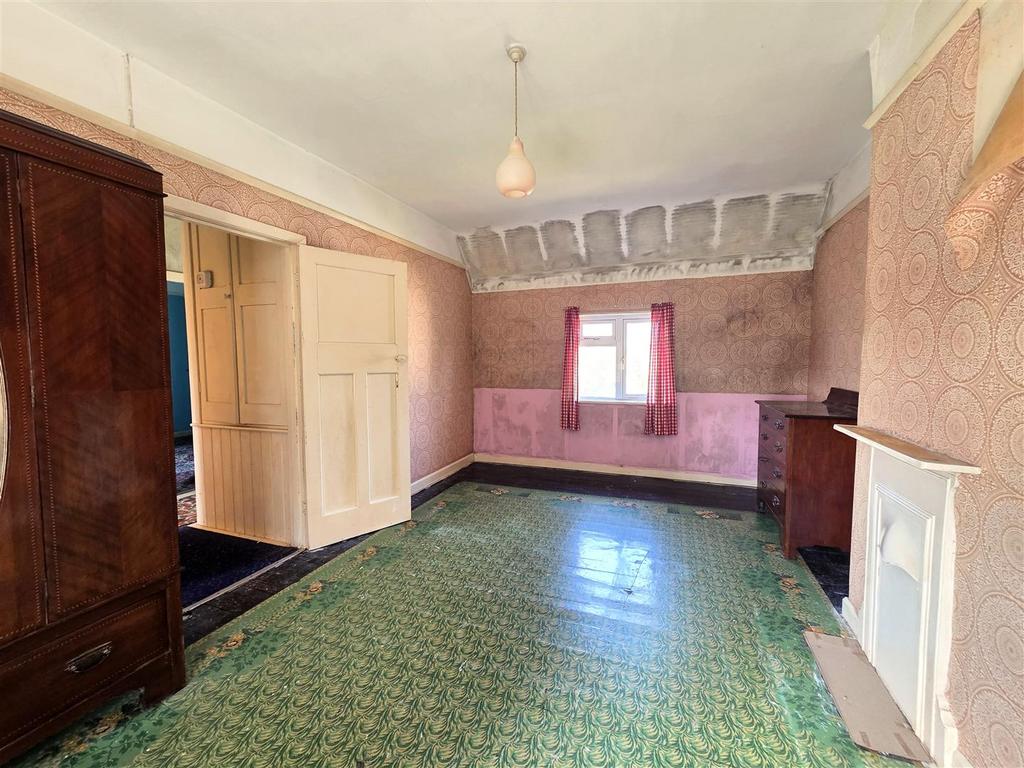 175 London Road - Bed 1.jpg