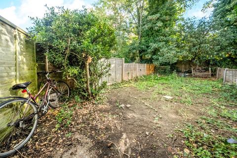 3 bedroom flat for sale, Woodleigh Gardens, Streatham, London, SW16