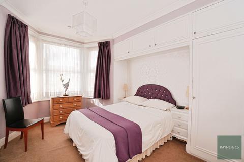 2 bedroom flat for sale, Cavendish Gardens, Ilford, IG1