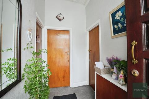 2 bedroom flat for sale, Cavendish Gardens, Ilford, IG1